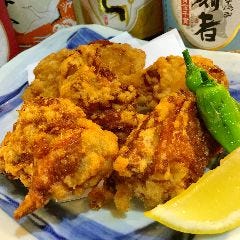若鳥の柔らかジューシーな唐揚げです。