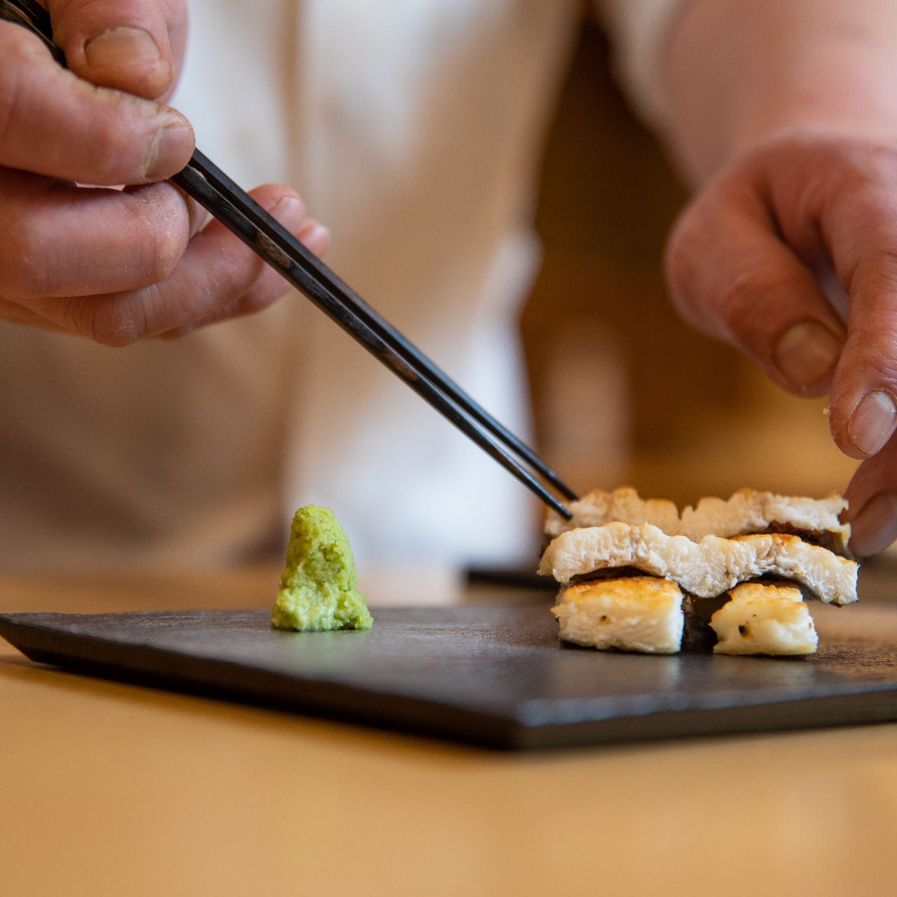 朝獲れ旬魚や大月町の生本鮪を握る