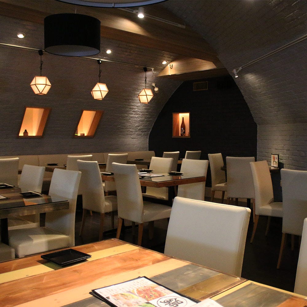 テーブルが並べられた熟成肉 和バル ビロク町田店の店内の様子