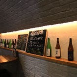 月替わりの日本酒や当店厳選の日本酒がずらりと並んでいます。