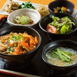 豚キムチ丼　～温泉玉子のせ～　ごはん、スープ、煮込み、サラダ付き