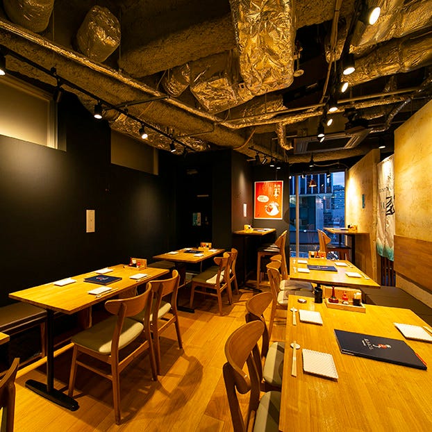 黒を基調とした店内に並ぶテーブルと椅子