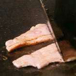 【2】豚肉を軽く焼いて、一口サイズに切ります。