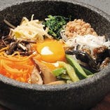 『石焼ビビンバ』おそらく具材の種類が日本で一番多いビビンバ。11種類の手作りナムルがたっぷり！