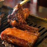 『骨付ソウルカルビ』は丸ごと焼いてから切って食べるのが本場韓国流。サンチュやソウルサラダと一緒に食べるのがオススメです。
