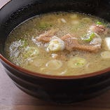 『自慢のテールスープ』は塩味でサッパリした、コラーゲンたっぷりの体に嬉しいスープです。