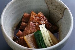「黒豚のとんこつ」 黒豚のスペアリブの味噌煮込み