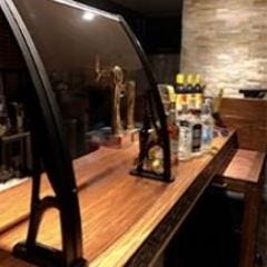 受付やバーカウンターには飛沫感染対策のアクリルパネル