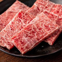 定番焼肉メニューのなかでも、とくに人気が高い「元氣カルビ」