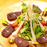 馬刺しとエシャロットのサラダ仕立て　1080円　桜肉を香味野菜と一緒に