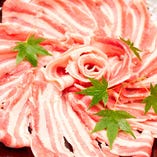 黒豚のしゃぶしゃぶ　1人前1650円　国産黒豚三枚肉を使用。良質の脂は甘味が多くとても美味。特製ポン酢と胡麻味噌ラー油でお召上がりください。