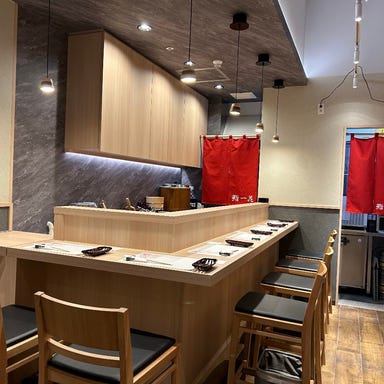 鮨 一花 すすきの本店_店主との会話も愉しめる特等席。肩肘張らずに寛げる全8席の贅沢カウンター空間。