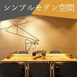 【1～18名様テーブル席】白い壁にアートワークが印象的