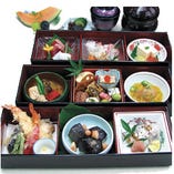 すずらん御膳　7,000円（店内飲食税抜価格/6,364円）三段重の箱会席です、吸物付