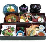あやめ御膳　6,000円（店内飲食税抜価格/5,455円）二段重です+吸物付