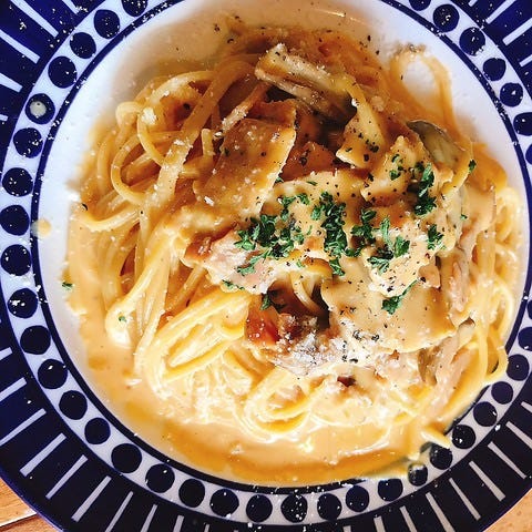 青いお皿に盛りつけられたカフェ ソブのパスタメニューのイメージ