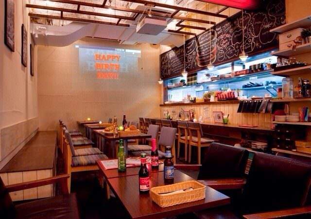 アメリカンダイナーらしいアットホームな雰囲気のカフェ アンド ダイナー ケーエイチビーのテーブル席やカウンター席