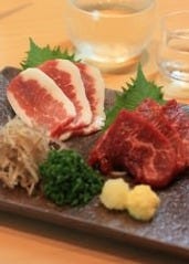いなたや 丸の内パレスビル店_通好みの酒の肴もご用意
《馬刺し》はカイノミ･フタエゴの二種