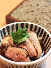 いなたや 丸の内パレスビル店_蕎麦屋のつけ汁蕎麦といえば、鴨汁。当店でも人気の一品です。