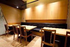 いなたや 丸の内パレスビル店_店内奥のテーブル席。三方向を壁に囲われており、衝立で仕切ると10名様の半個室のようにご利用頂くことができます。
