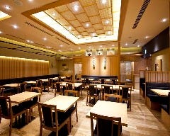 いなたや 丸の内パレスビル店_店内を別アングルから撮影した写真。貸切でのご利用には奥正面の席を主賓席、右手入り口すぐの2名様席を受付とされるケースが多いです。