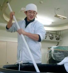 いなたや 丸の内パレスビル店_杜氏の信木さん。真心をこめた酒造りをいつも心掛けています。