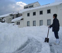 いなたや 丸の内パレスビル店_日本酒は冬に仕込みます。忙しい合間に、蔵人・スタッフみんなで雪かき。（写真は信木杜氏）