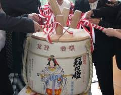 いなたや 丸の内パレスビル店_本格的なサイズの『こも樽』も貸切時・飲み放題料金内で、なんと《無料!!》でお楽しみいただけます!!
自力で鏡開きレンタルを手配すると、日数や手間がかかるだけでなく、飲食店への持ち込み料・中のお酒代…と費用がかかり、一生に一度体験するか否かの鏡開き。ぜひ当店でお手軽に貸切&鏡開きをお楽しみください!