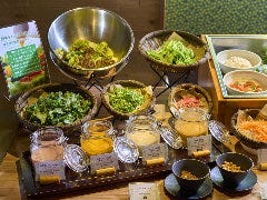 オリジナルドレッシングでいただく色とりどりのサラダバー