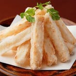 『慎-SIN-名物　山芋ポテトフライ』山芋を塩、胡椒でシンプルに揚げたもちもち、ほくほくの大人気に山芋フライ。