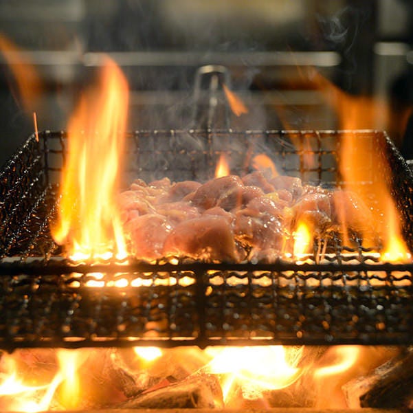 高温で一気に焼き上げる炭火焼きは、当店の名物料理！