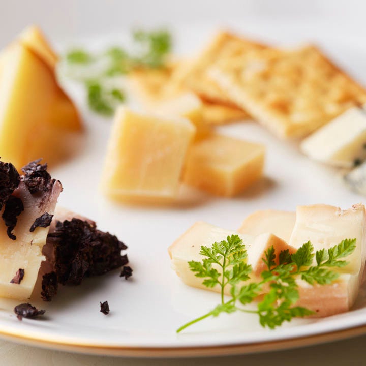 5種のチーズはワインと合わせるとより豊かな風味を味わえます。