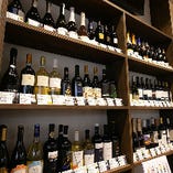 壁一面の約100種のワイン棚。老舗卸から直で仕入れています