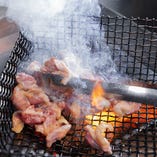 ぢどり亭の焼き鳥は九州の薩摩本場のスタイルを取り入れた、鶏肉の切り身をそのまま炭火で焼く「バラ焼き方式」です