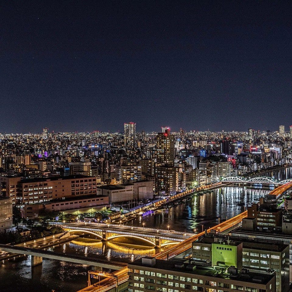 夜景を一望できる店内