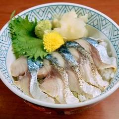 個室居酒屋 海鮮と地酒 すきずき 平塚駅前店_赤酢で締めた炙りしめ鯖