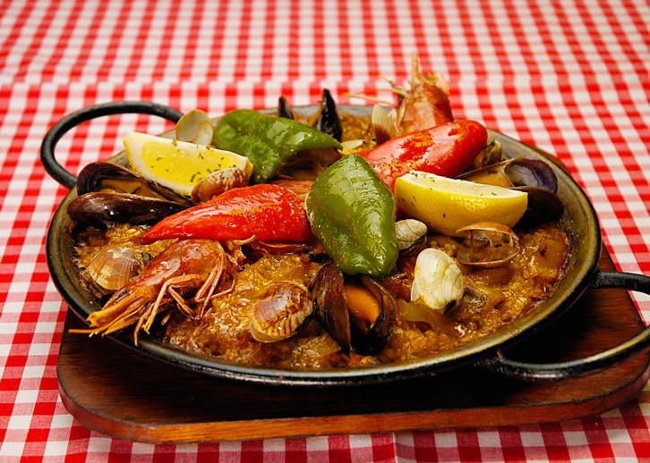 鉄板に盛られた日替わりパエリアランチ