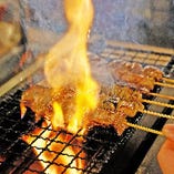 【焼きとり】
大ぶりな国産鶏を熟練の職人技で炭火焼き