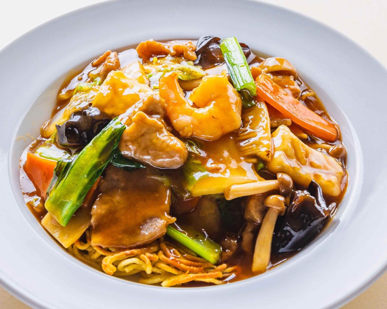 たっぷりの餡がかけられた五目焼きそば