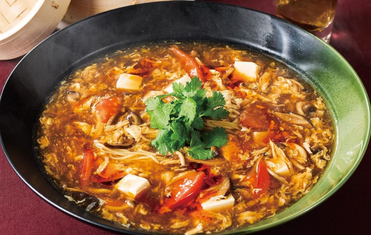 パセリが添えられた黒酢のサンラー麺