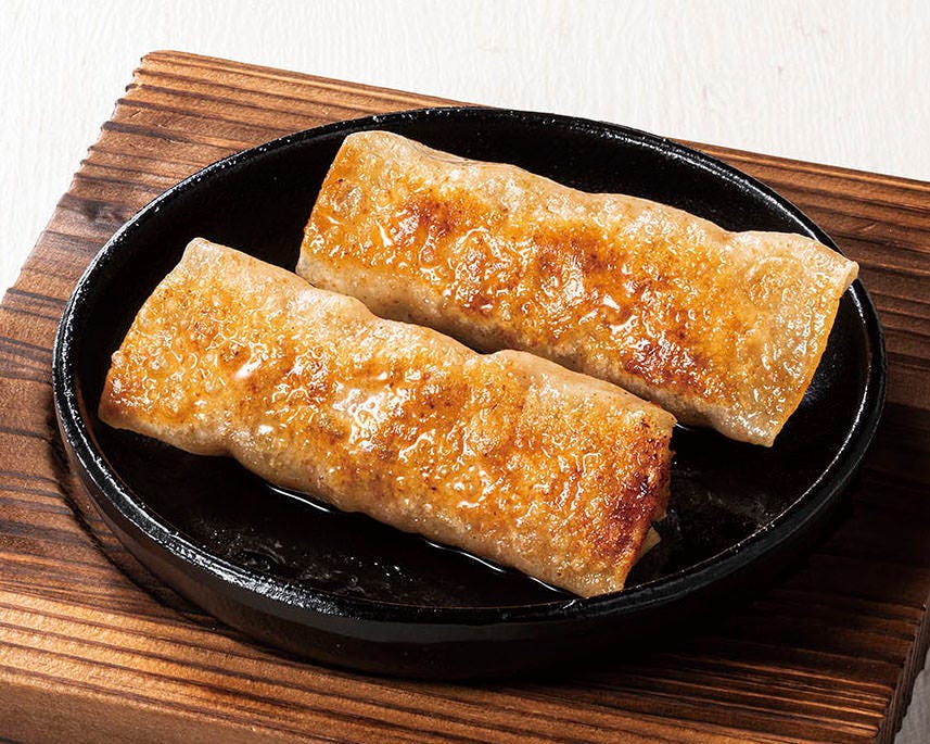 黒皿にのった西安手包み棒餃子