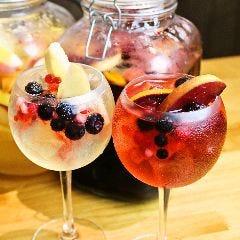 自家製サングリア♪厳選ワインに新鮮なフルーツを漬け込みました
