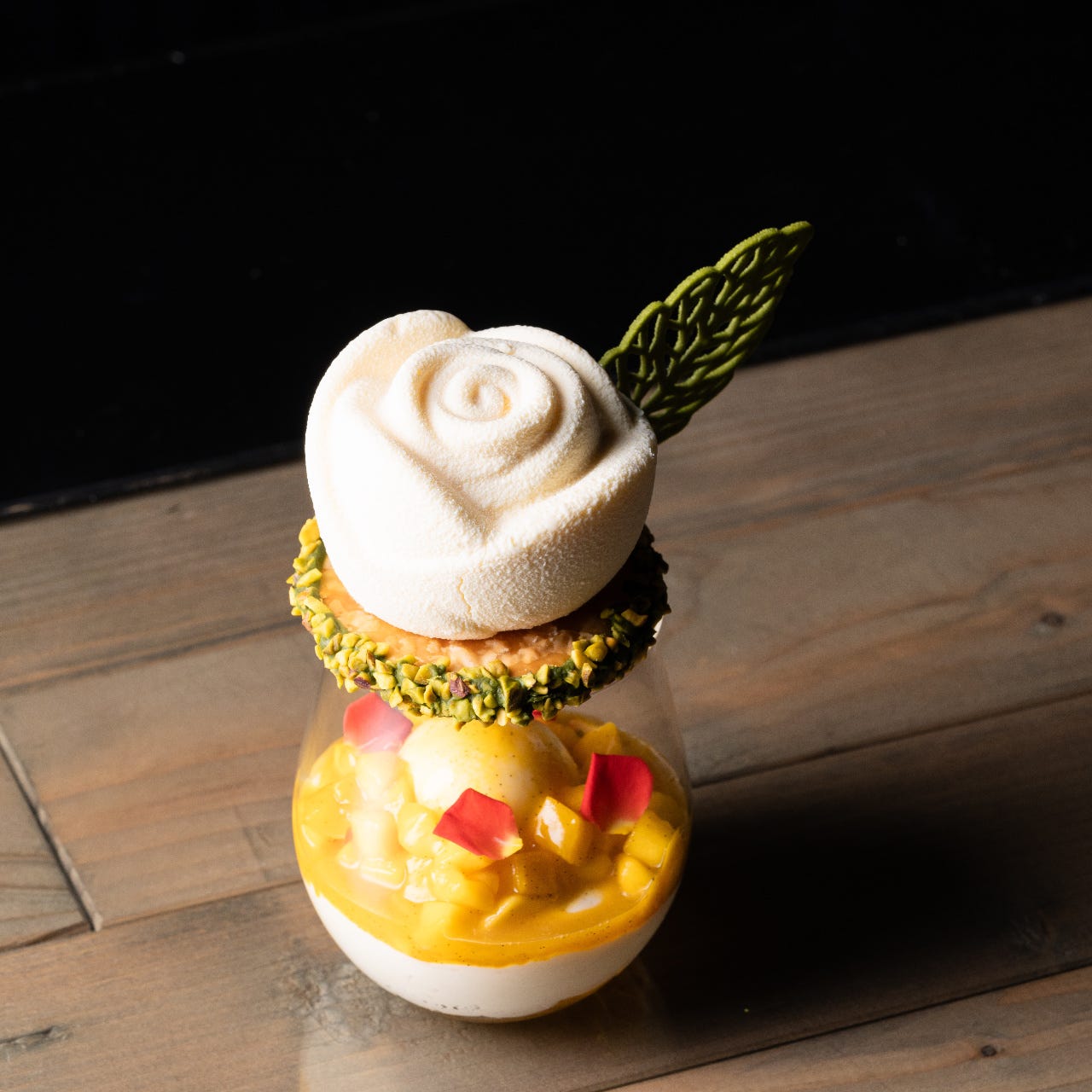 器に盛られた白バラのパフェ