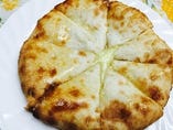 チーズナン（インド風釜焼きピザ）