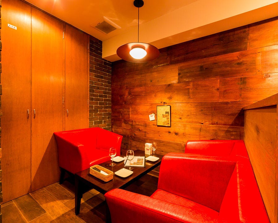 f.cafeの赤を基調とした個室