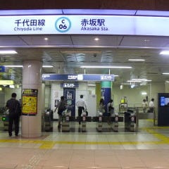赤坂駅改札を Bizタワー 3a 3b 方面に進んで下さい