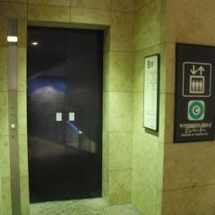 赤坂駅からは改札を出て右手奥にエレベーターがございます