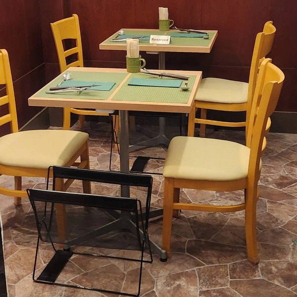 ふたり用のテーブル席が並んでいるポンドピエールの店内