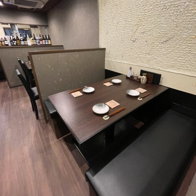 炭火Deとりや_落ち着いたモダンな店内 4名様用 ボックステーブル席