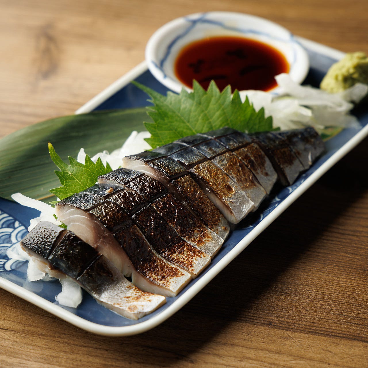 日本酒と海鮮料理 魚将 秋葉原本店の炙り〆サバが盛り付けられている様子